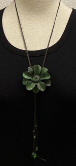 Leren bloem ketting groot groen